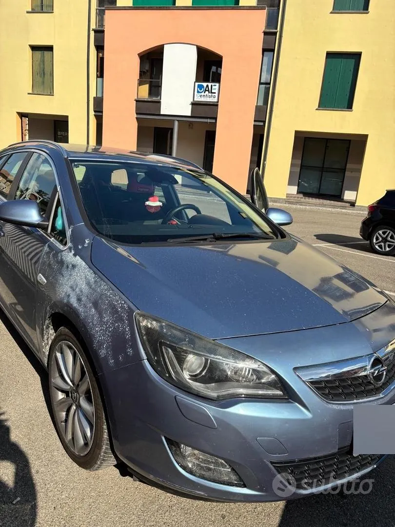 Opel Astra 2011 photo 2