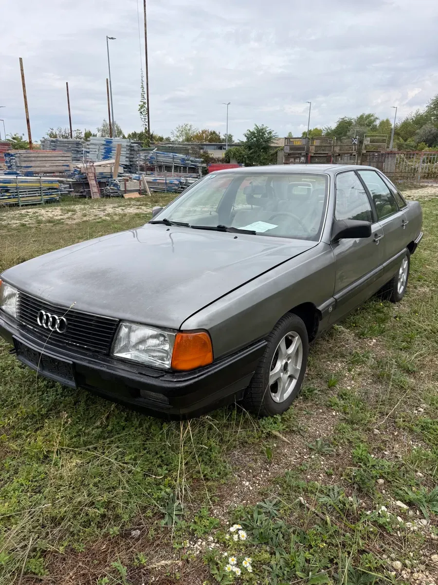 Audi 100 1985 photo 2