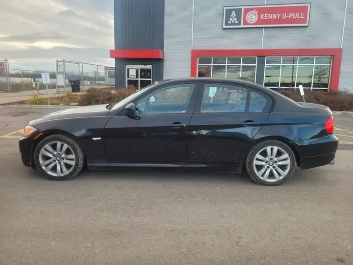 BMW 3 Series 2011 photo 2