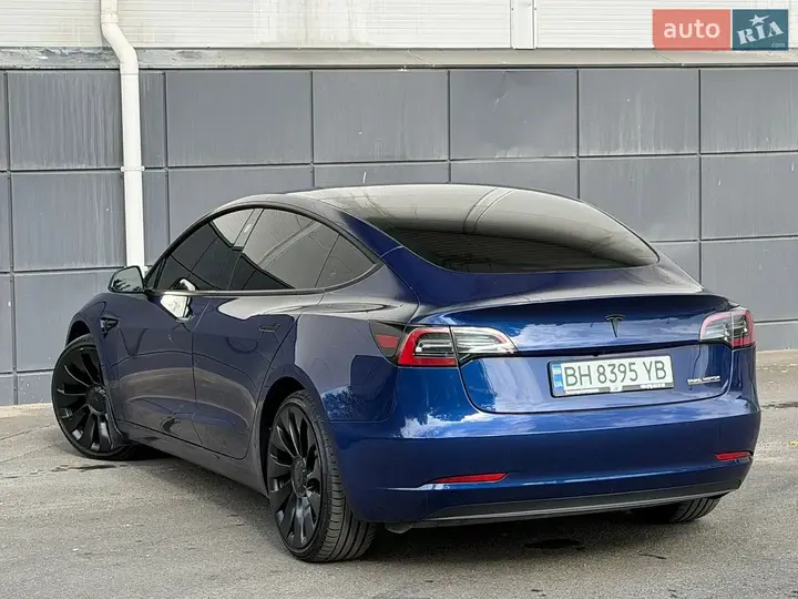 Tesla Model 3 2023 photo 2