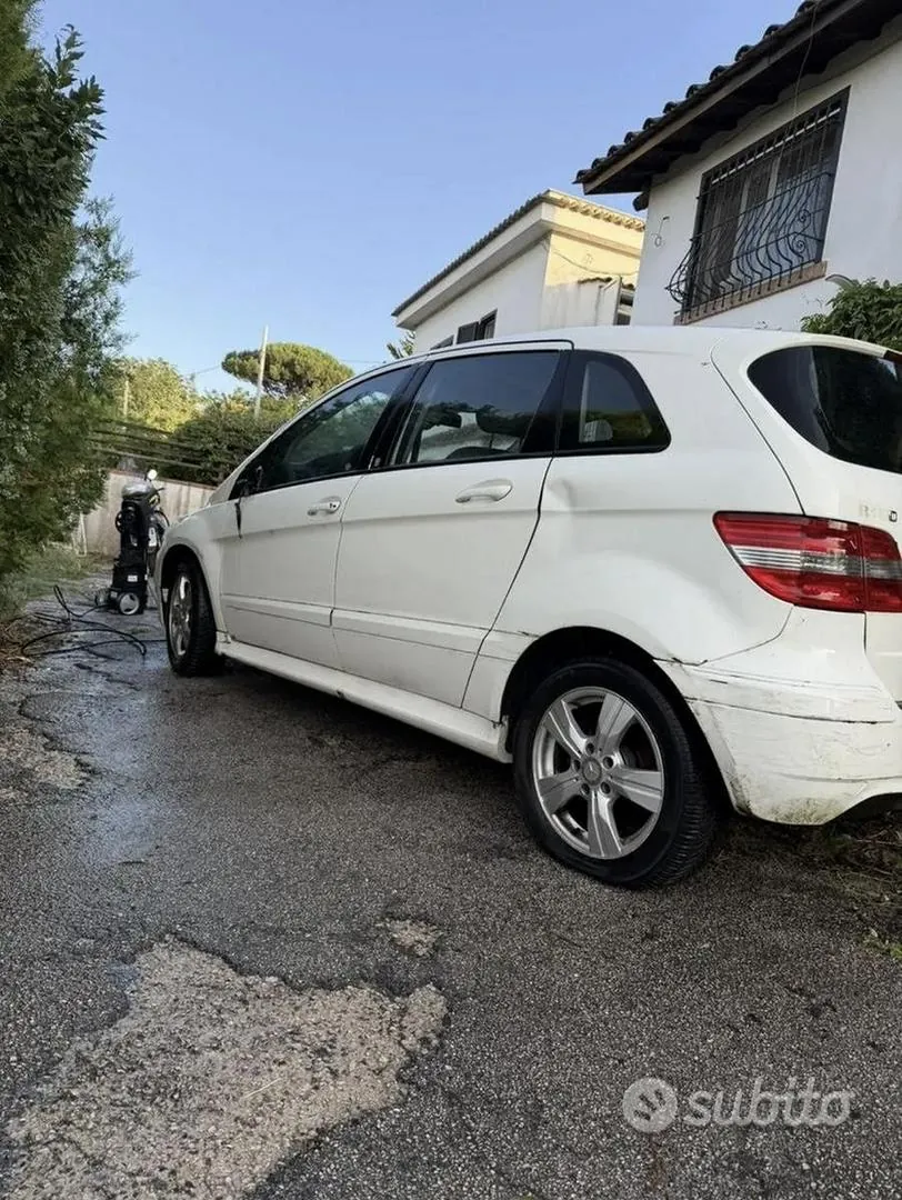 Mercedes-Benz Class B 2010 photo 4