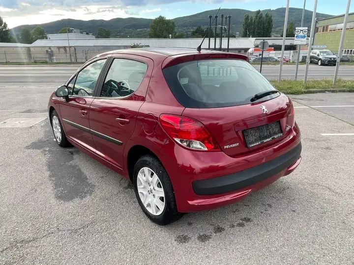 Peugeot 207 2011 photo 3