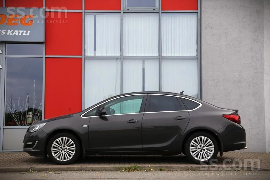Opel Astra 2013 photo 2