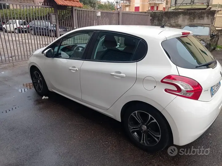 Peugeot 208 2015 photo 3