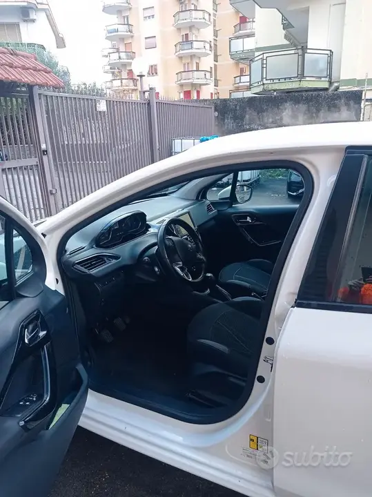 Peugeot 208 2015 photo 5