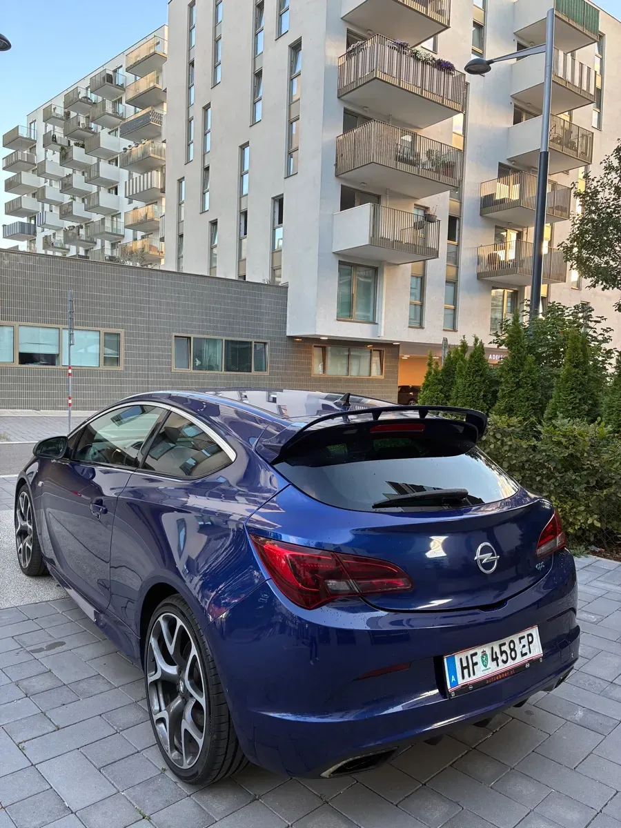 Opel Astra 2012 photo 2