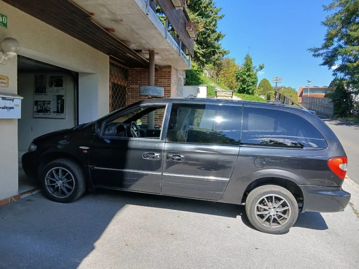 Chrysler Voyager 2005 photo 2