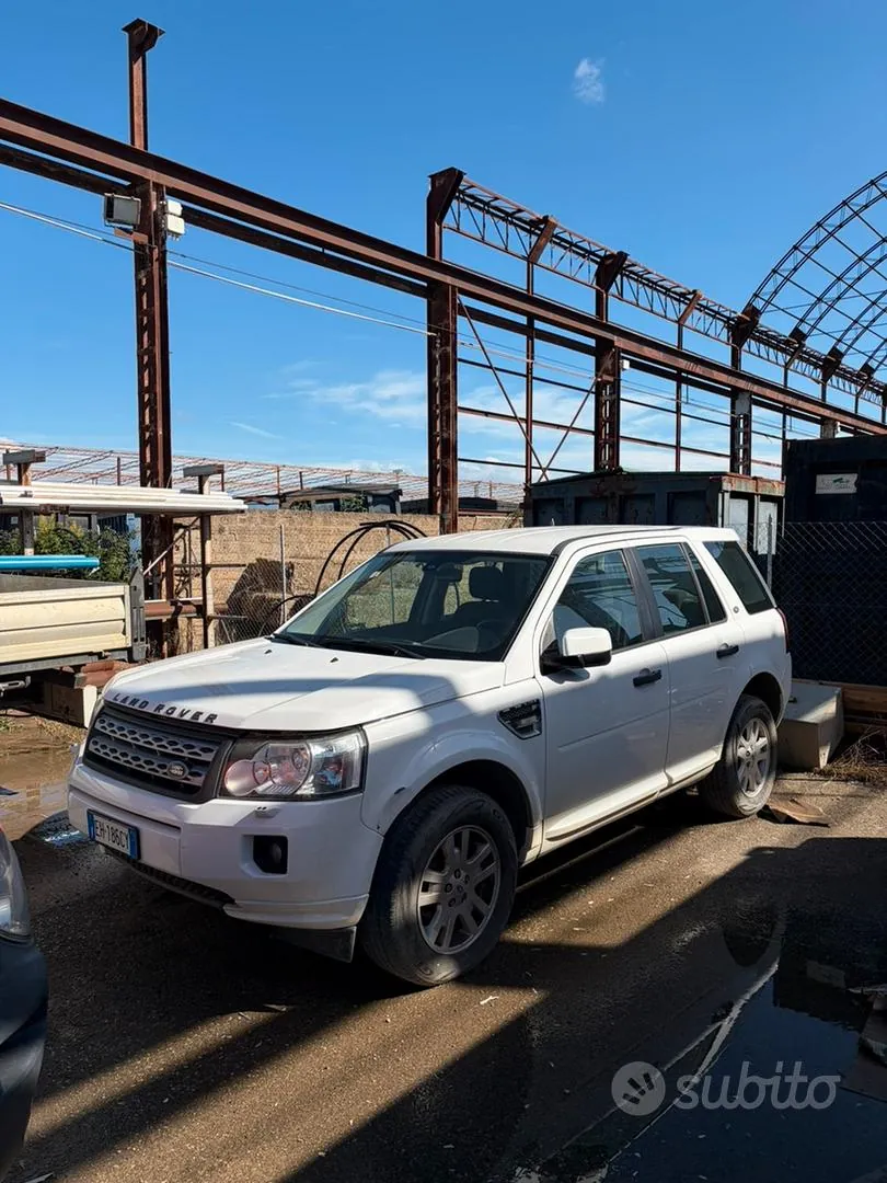 Land Rover Freelander 2011 photo 2