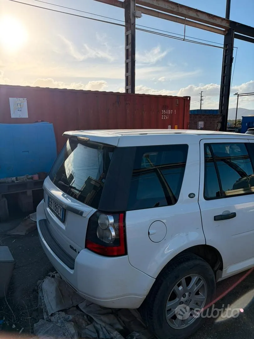 Land Rover Freelander 2011 photo 3