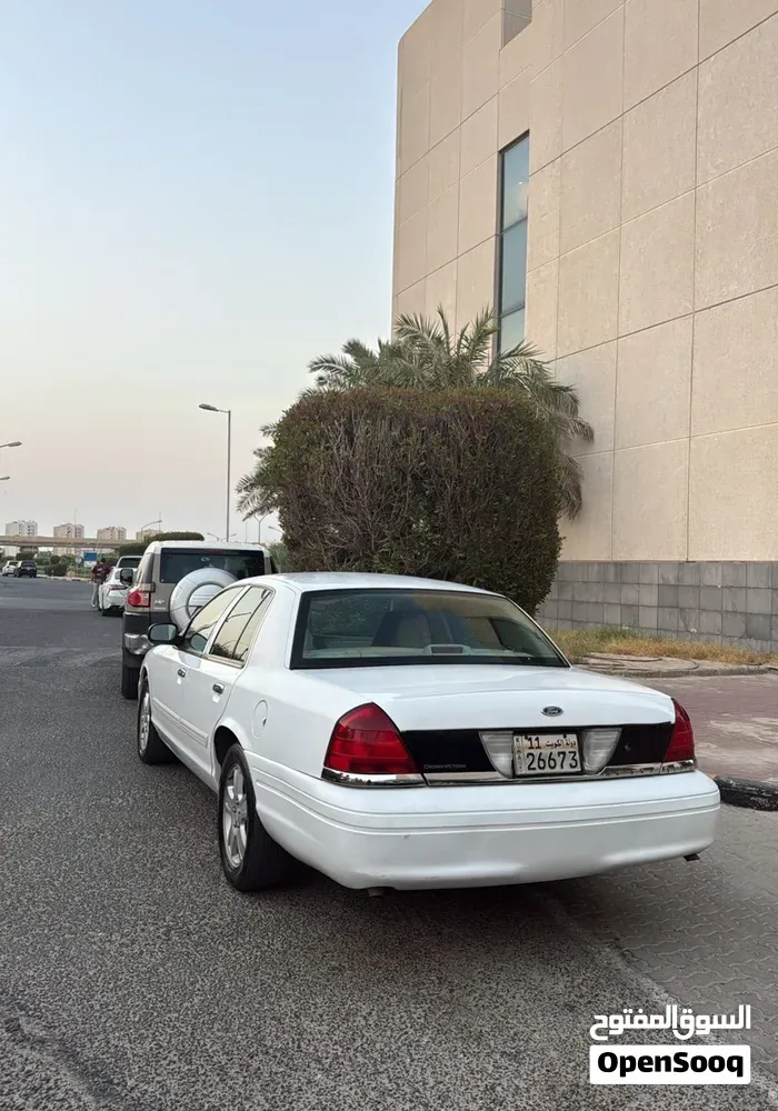 Ford Crown Victoria 2012 photo 2