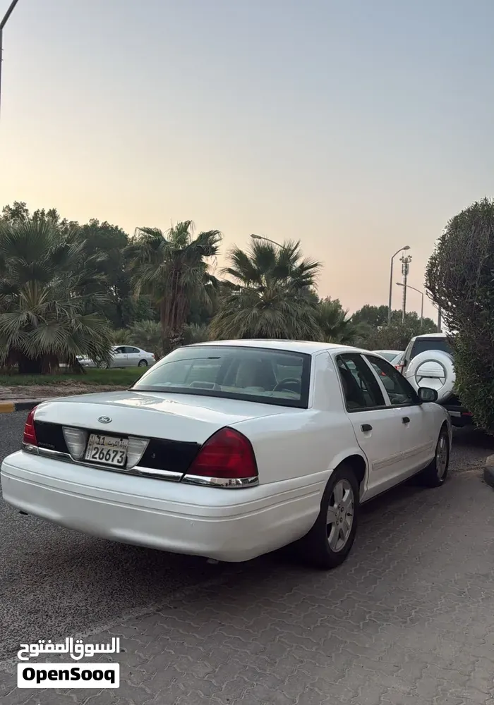 Ford Crown Victoria 2012 photo 3