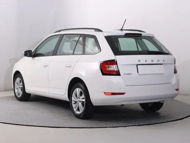 Skoda Fabia 2022 photo 3
