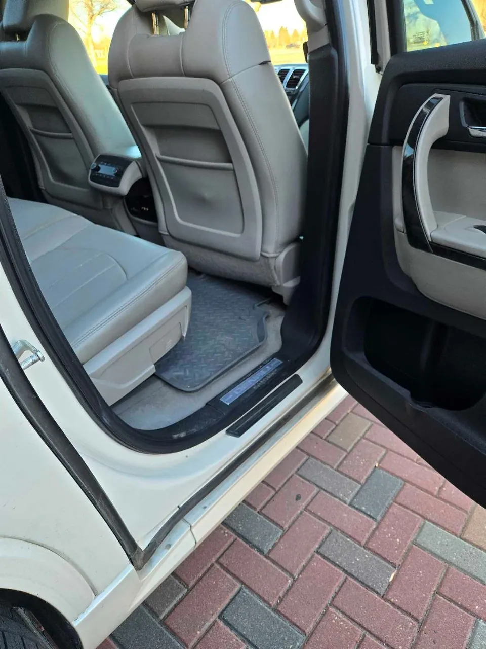 GMC Acadia 2012 photo 2