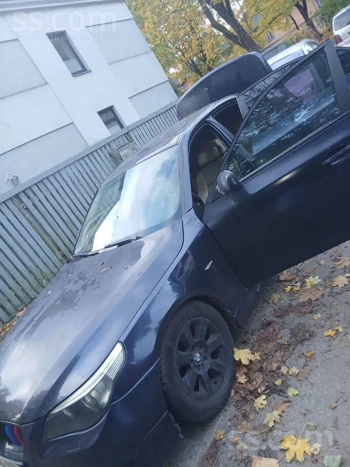 BMW E60 2004 photo 2