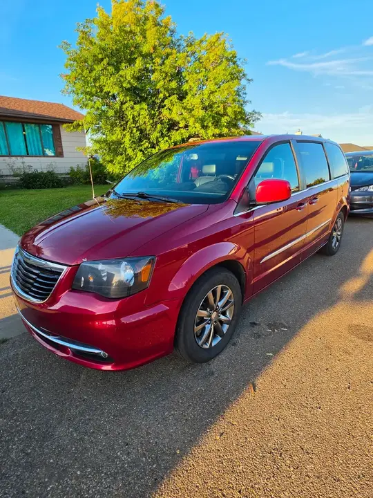 Chrysler Town & Country 2016 photo 2