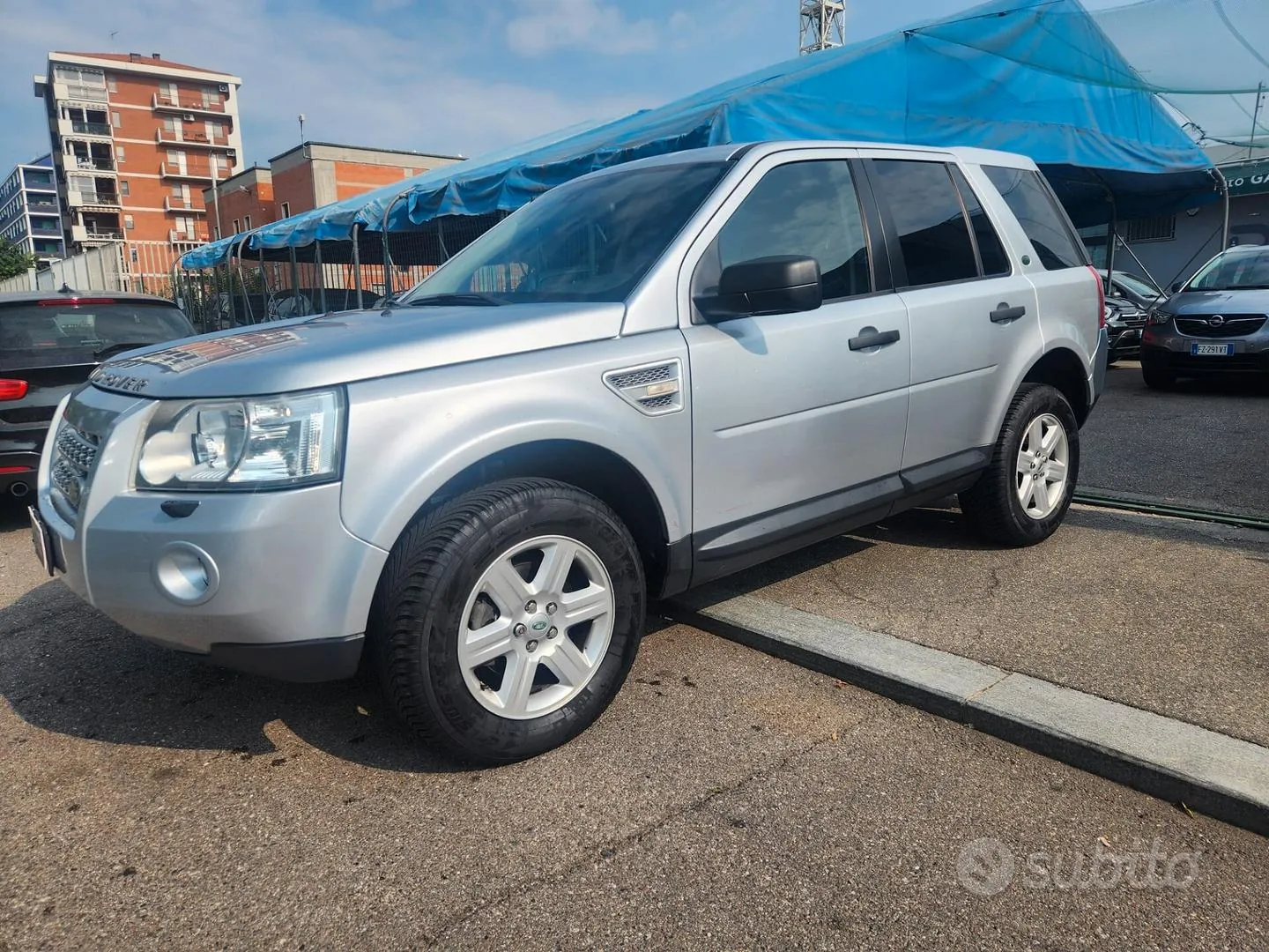Land Rover Freelander 2010 photo 2