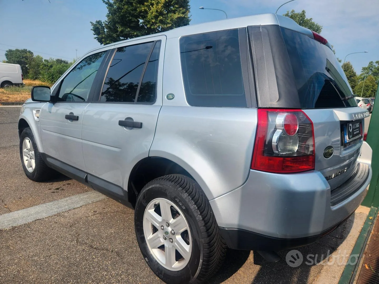 Land Rover Freelander 2010 photo 4