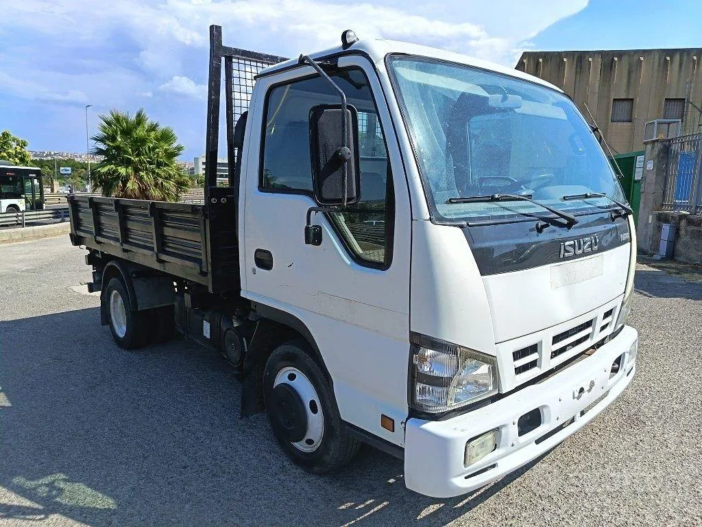Isuzu Nkr 2006 photo 2