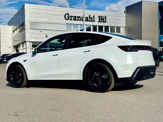 Tesla Model Y 2026 photo 2