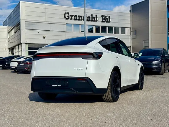 Tesla Model Y 2026 photo 3