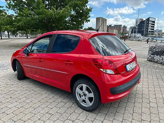 Peugeot 207 2011 photo 3
