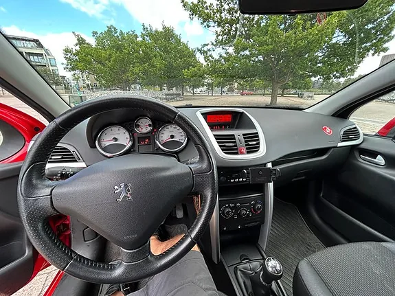 Peugeot 207 2011 photo 4