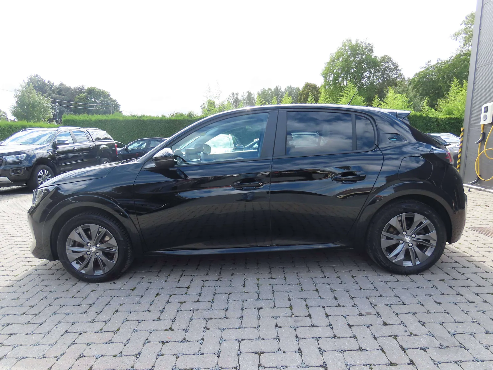 Peugeot E-208 2021 photo 2