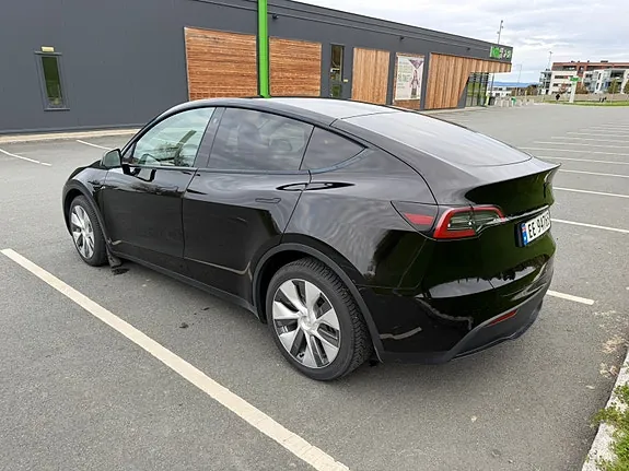 Tesla Model Y 2023 photo 4