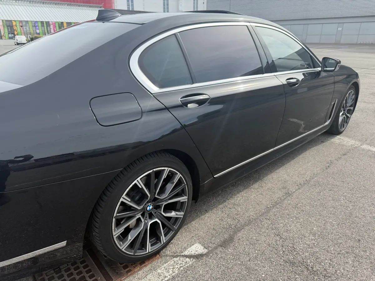 BMW 7 Series 2019 photo 2