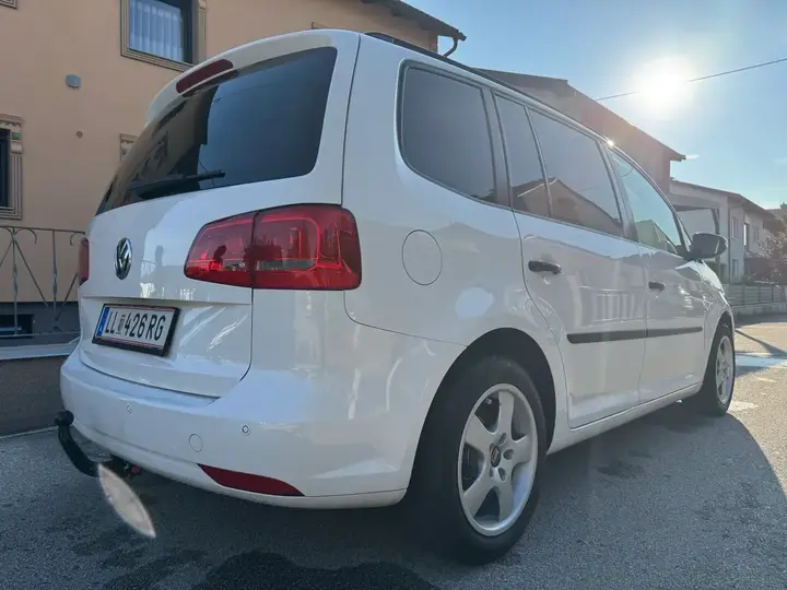 Volkswagen Touran 2010 photo 2