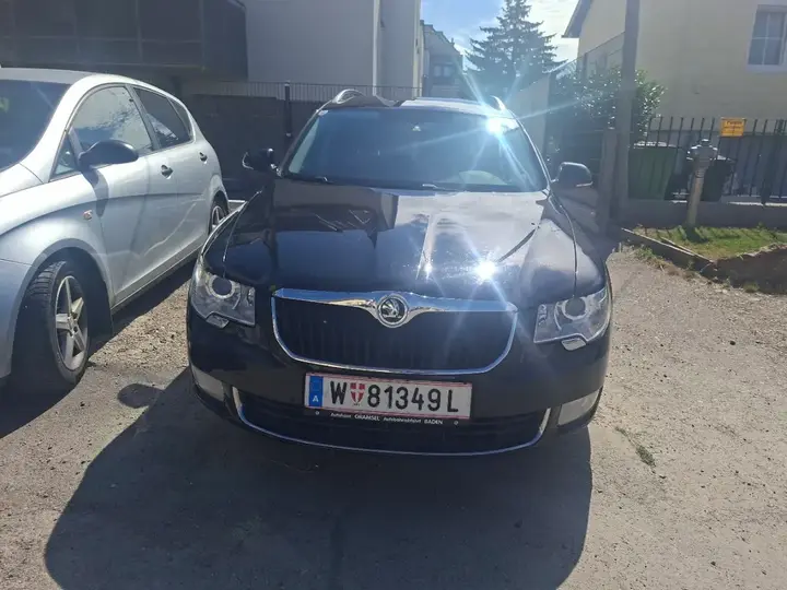 Skoda Superb 2011 photo 2