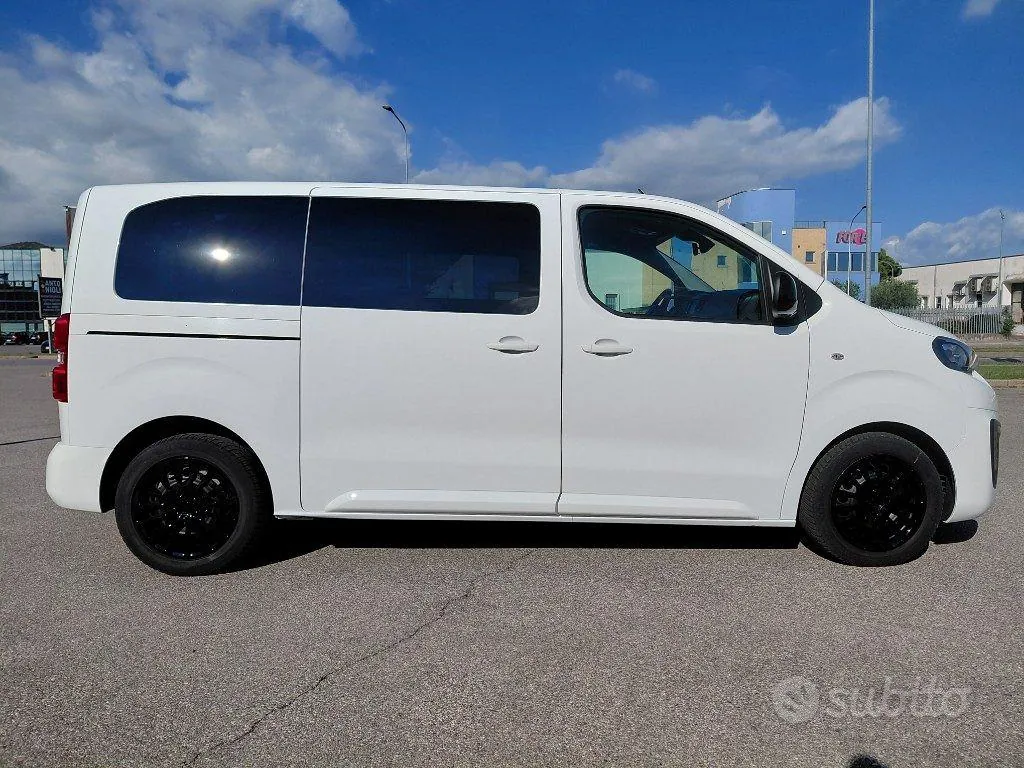 Peugeot Traveller 2022 photo 2