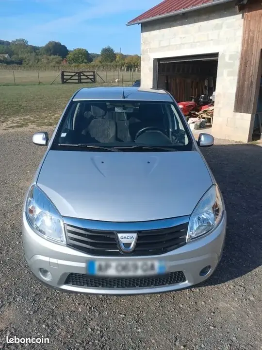 Dacia Sandero 2010 photo 2