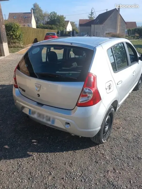Dacia Sandero 2010 photo 3