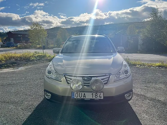 Subaru Outback 2011 photo 2