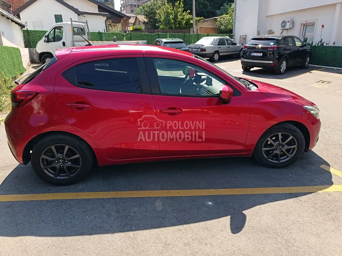 Mazda 2 2015 photo 3