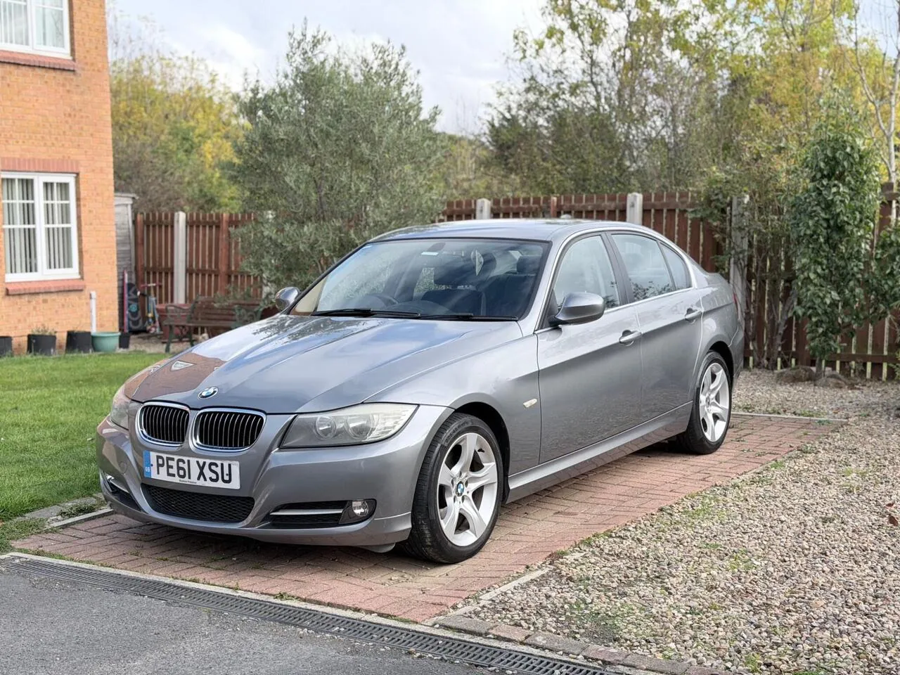 BMW 3 Series 2011 photo 2