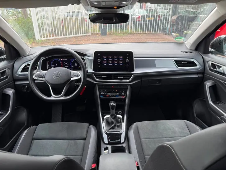 Volkswagen T-Roc 2024 photo 2