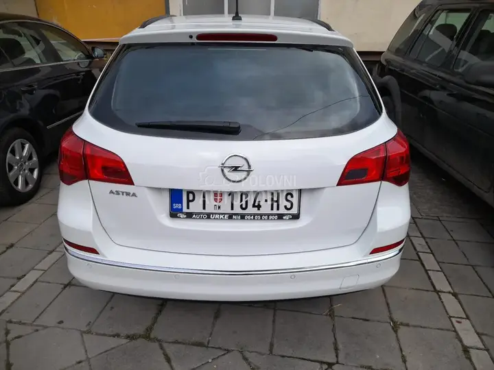 Opel Astra J 2013 photo 4