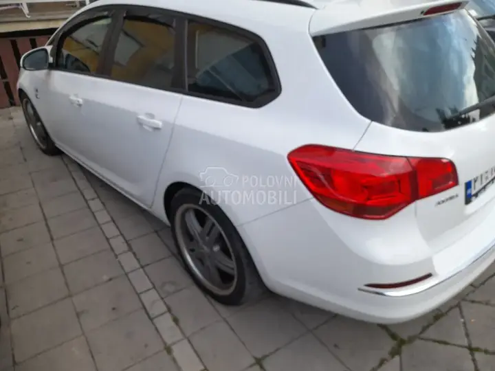 Opel Astra J 2013 photo 3