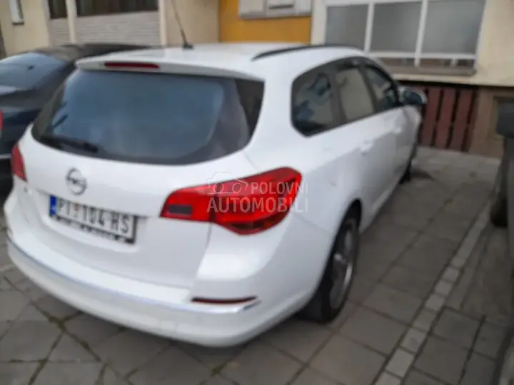 Opel Astra J 2013 photo 2