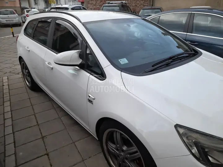 Opel Astra J 2013 photo 5