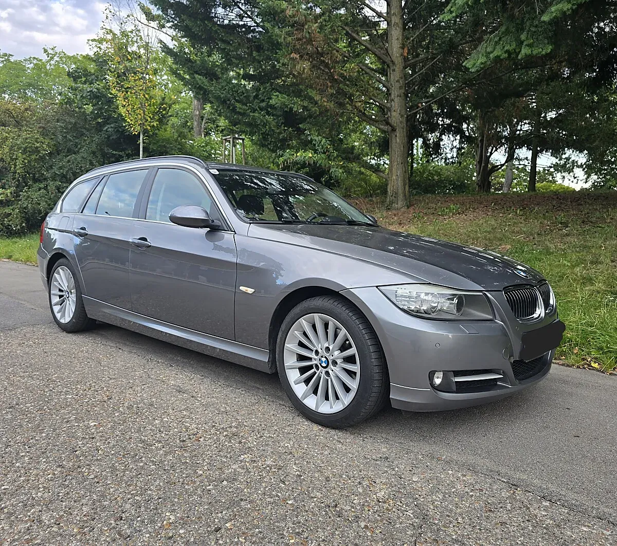 BMW 3 Series 2011 photo 2