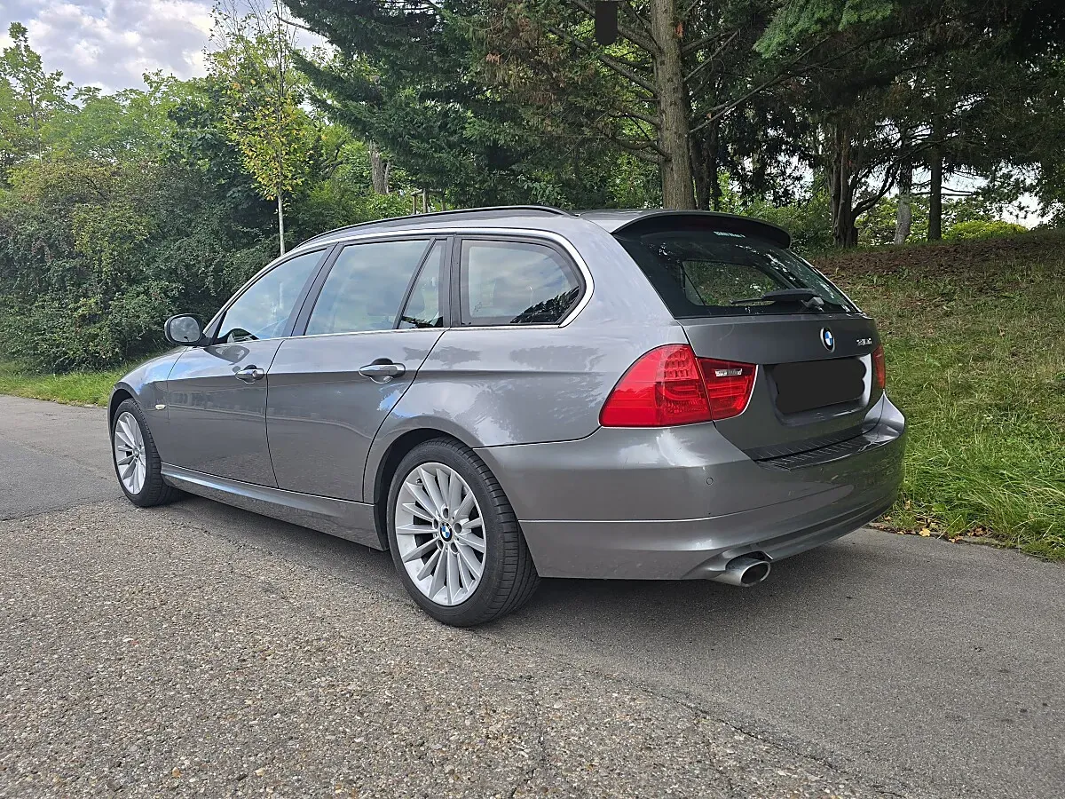 BMW 3 Series 2011 photo 3