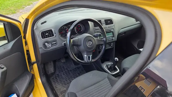 Volkswagen Polo 2011 photo 2