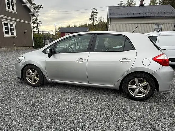 Toyota Auris 2012 photo 2