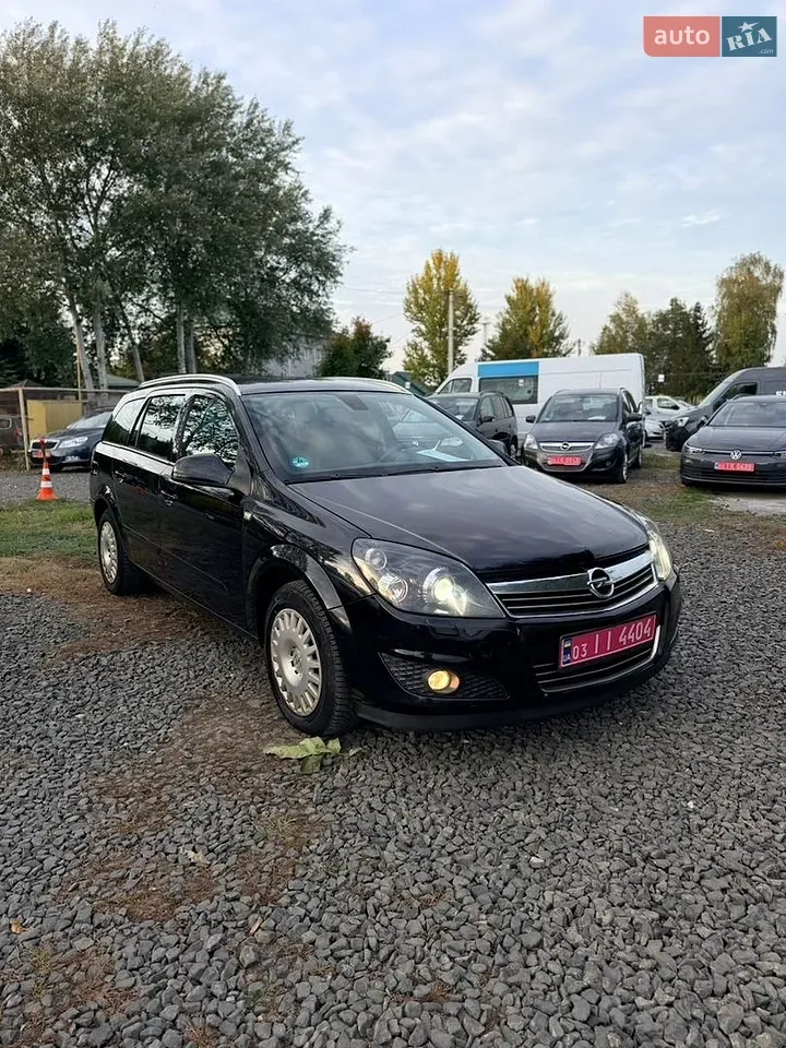 Opel Astra 2010 photo 2