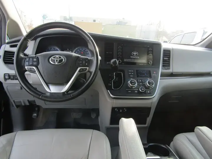 Toyota Sienna 2018 photo 2