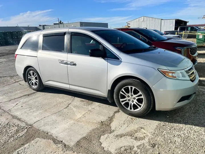 Honda Odyssey 2012 photo 3