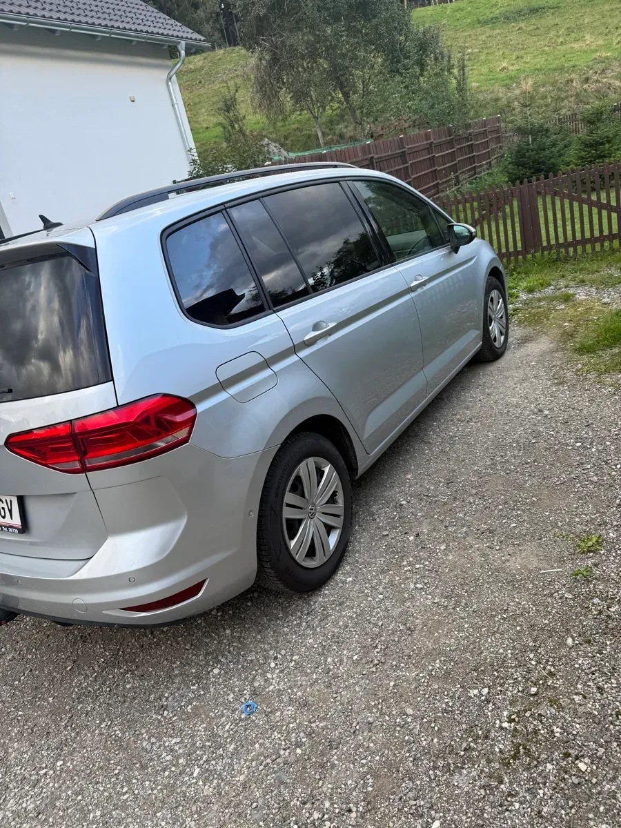 Volkswagen Touran 2017 photo 2